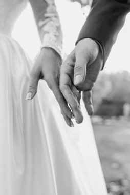 Birbirine aşık çiftlerin elleri. İlişki, aşk ve şefkat kavramı