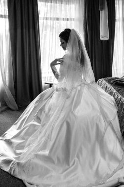 Kafkasyalı güzel esmer kadın gelinin portresi geleneksel Avrupa beyaz gelinliğiyle düğün günü