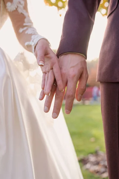 Mãos Par Casamento Mulher Homem Amor Conceito Relacionamento Amor Ternura — Fotografia de Stock