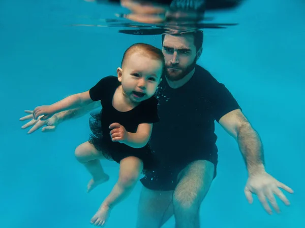 Pohledný Veselý Otec Učí Svou Dcerku Potápět Pod Vodou Bazénu — Stock fotografie