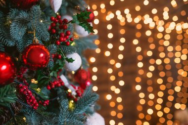 Noel süslemeleri çelenk arka planında Noel ağacı üzerine