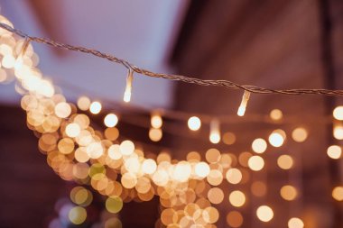  Bokeh 'li çelenk sarısı parlak ışıklar