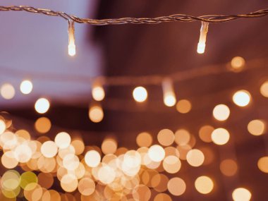  Bokeh 'li çelenk sarısı parlak ışıklar