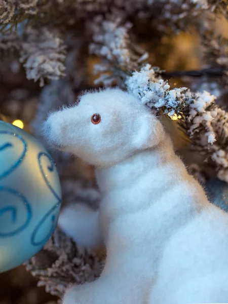 Vacker Blå Och Silver Jul Dekorationer Med Filt Vit Björn — Stockfoto