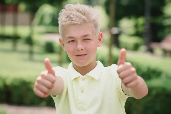 Портрет Милої Красивої Блондинки Одинадцять Старого Хлопчика Підлітка Великим Пальцем — стокове фото