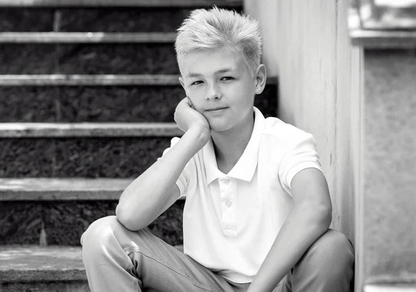Tek Renkli Siyah Beyaz Güzel Sarışın Bir Çocuğun Genç Açık — Stok fotoğraf