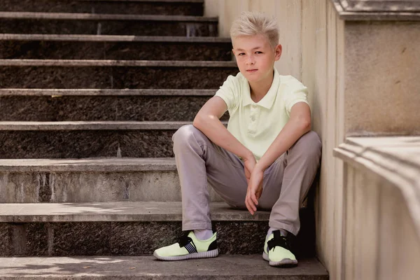 Dışarıdaki Merdivenlerde Oturan Bir Yaşındaki Yakışıklı Sarışın Çocuğun Portresi Büyümek — Stok fotoğraf