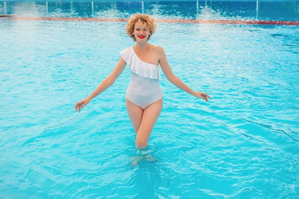 Schöne Lächelnde Rothaarige Ingwer Frauenporträt Genießt Das Leben Schwimmbad Einem — Stockfoto