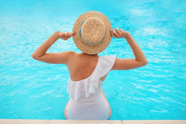 Hermosa Pelirroja Jengibre Espalda Mujer Piscina Día Verano Verano Relax —  Fotos de Stock