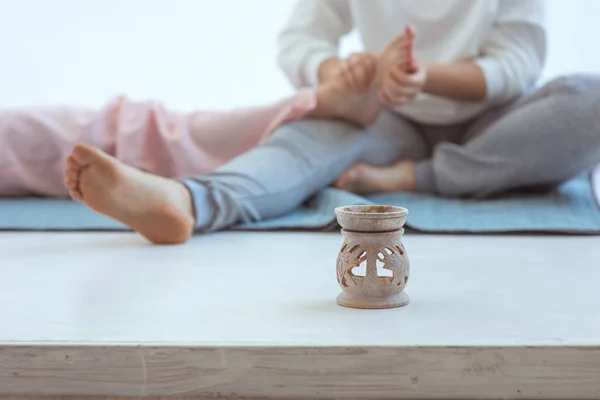 Lámpara Aroma Con Aceite Vela Manos Haciendo Masaje Pies Tailandeses — Foto de Stock