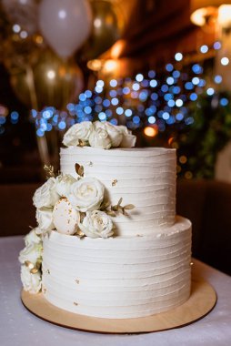 Çiçekli beyaz pasta. Düğün ve parti konsepti