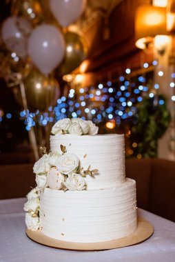 Çiçekli beyaz pasta. Düğün ve parti konsepti