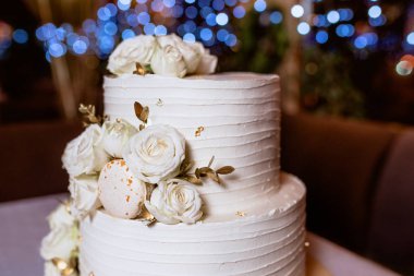 Çiçekli beyaz pasta. Düğün ve parti konsepti