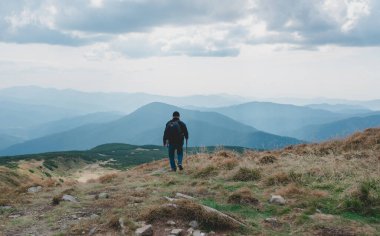 Ukrayna 'nın Karpat Dağları' nda yürüyen insan görüntüsü. Seyahat, turizm, irade ve doğa konsepti