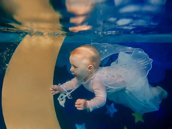 Säuglingsmädchen Engelsanzug Und Flügeln Unter Wasser Schwimmbad Himmel Den Sternen — Stockfoto