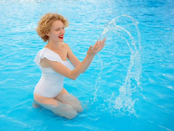 Schöne Lächelnde Rothaarige Ingwer Frauenporträt Genießt Das Leben Schwimmbad Einem — Stockfoto