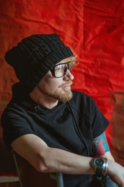 Portré Vörös Hajú Stílusos Férfi Tetoválás Kezét Piros Háttér Nyugalom — Stock Fotó
