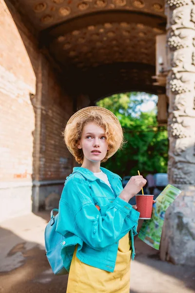Молодая Веселая Кудрявая Рыжая Женщина Синей Джинсовой Куртке Соломенной Шляпе — стоковое фото