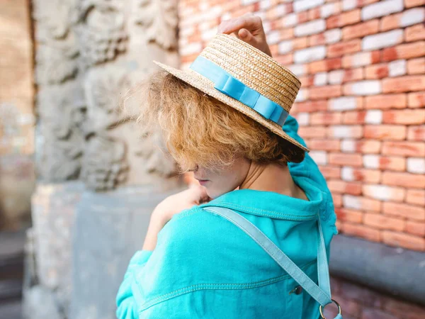 Junge Fröhlich Gelockte Rothaarige Frau Blauer Jeansjacke Und Strohhut Spaß — Stockfoto