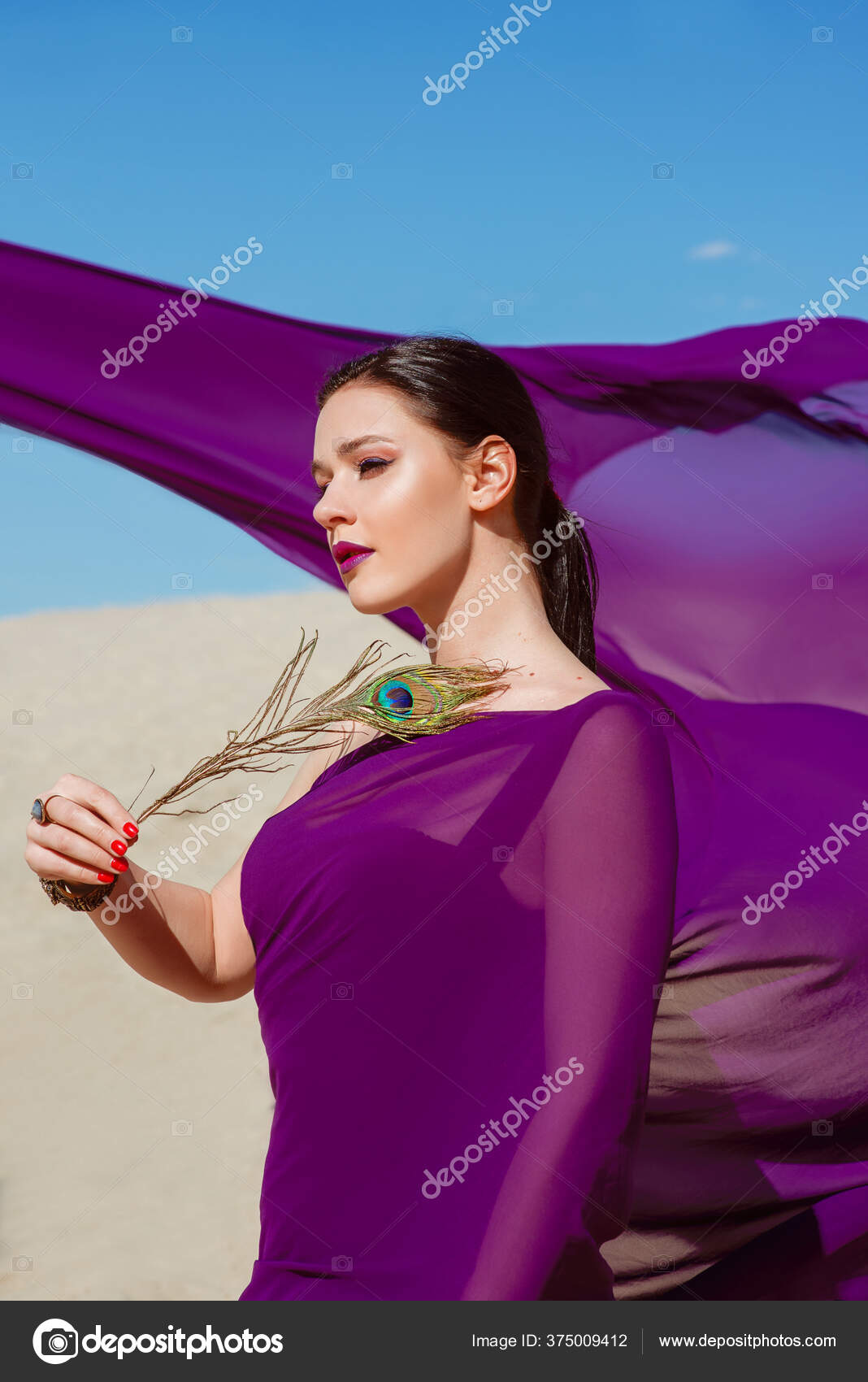 Потрясающая Красивая Брюнетка Перышком Павлина Фиолетовой Ткани.