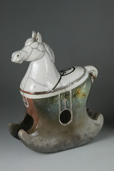 Escultura de cavalo na técnica de raku japonês — Fotografia de Stock