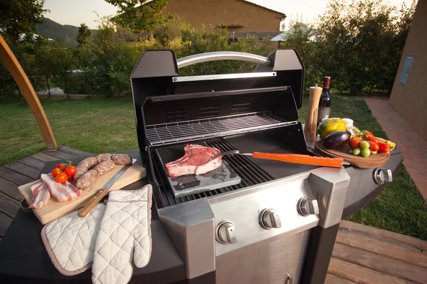 Barbecue met grill — Stockfoto