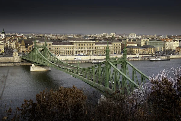 Budapeste a capital da Hungria atravessada pelo rio Danúbio — Fotografia de Stock