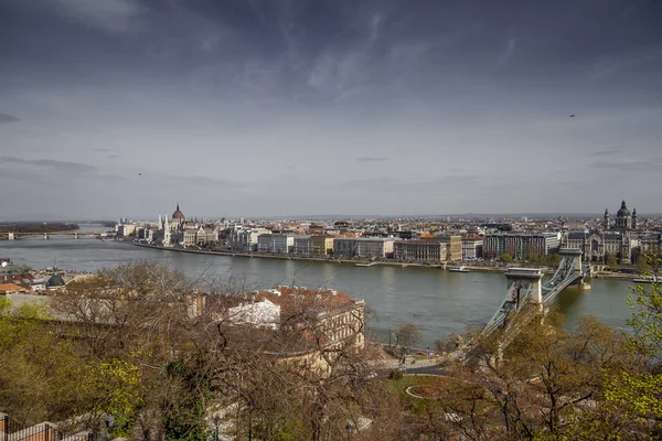 越过多瑙河畔的匈牙利首都布达佩斯 — 图库照片