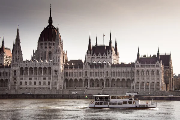 Budapest the capital of Hungary crossed by the Danube River — Stock Photo, Image