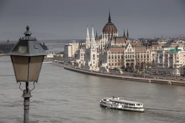 Budapest the capital of Hungary crossed by the Danube River — Stock Photo, Image