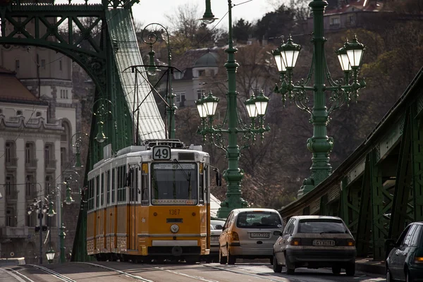 Budapest die Hauptstadt Ungarns, die von der Donau durchquert wird — Stockfoto