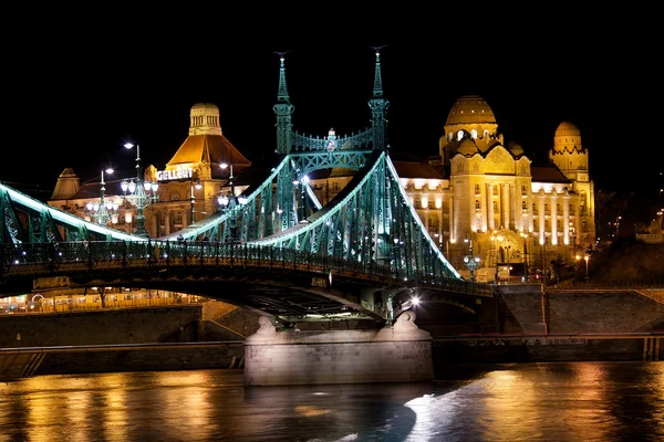 Budapeszt jest stolicą Węgier, przez który przepływa rzeka Dunaj — Zdjęcie stockowe