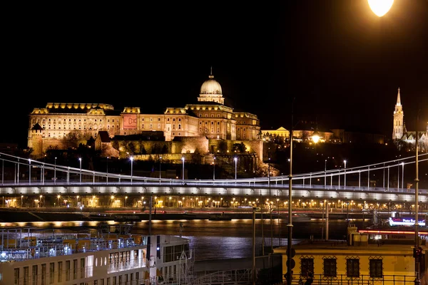 Budapeste a capital da Hungria atravessada pelo rio Danúbio — Fotografia de Stock