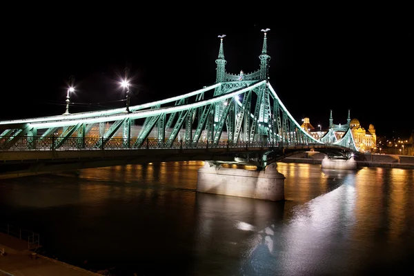 Budapeste a capital da Hungria atravessada pelo rio Danúbio — Fotografia de Stock