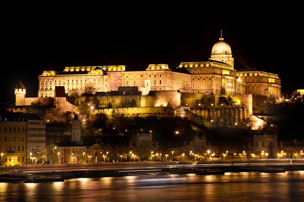 Budapest de hoofdstad van Hongarije doorkruist door de rivier de Donau — Stockfoto