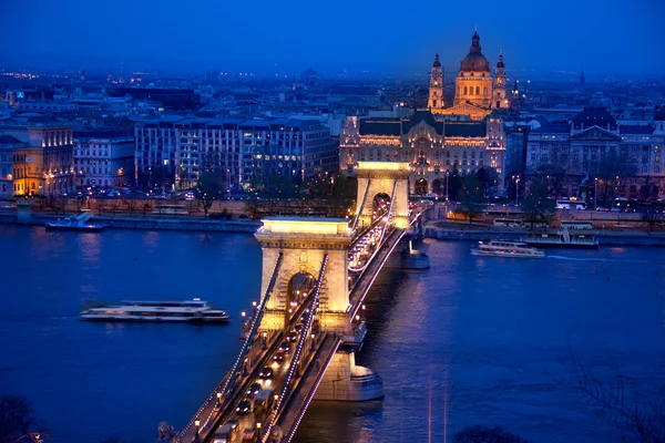 越过多瑙河畔的匈牙利首都布达佩斯 — 图库照片