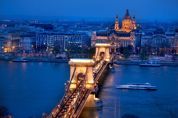 Budapest la capital de Hungría atravesada por el río Danubio — Foto de Stock