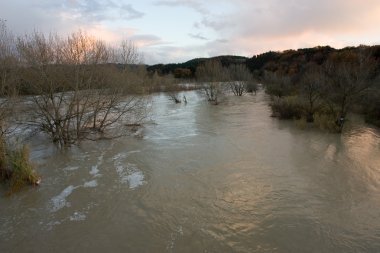 Cecina, Livorno, Toskana - sular altında Nehri