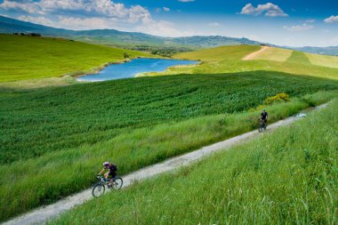 Val d'Orcia, Siena, Toskana, İtalya - gezi dağ bisikleti