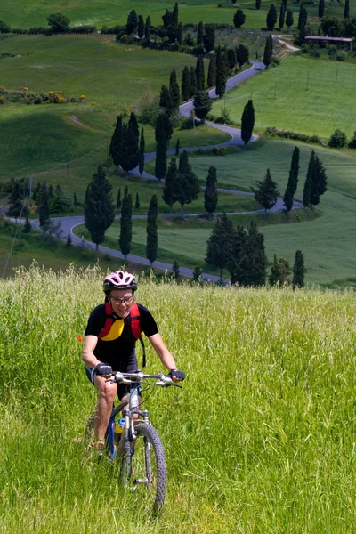 Val d'Orcia, Siena, Toskánsko, Itálie - výlet na horských kolech — Stock fotografie