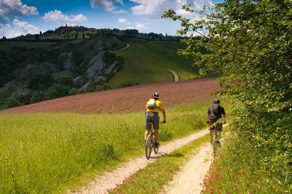 Val d'Orcia, Siena, Toskánsko, Itálie - výlet na horských kolech — Stock fotografie