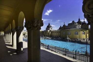 Budapeşte, Macaristan - 28 Mart 2012: Tuna Nehri tarafından geçti