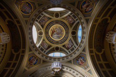 Budapeşte, Macaristan - 28 Mart 2012: Tuna Nehri tarafından geçti