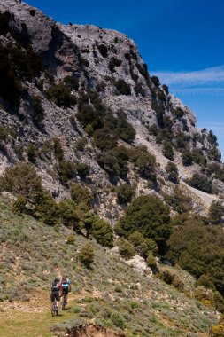 Dağlar ve deniz - sürme dağ bisikleti arasında Sardunya