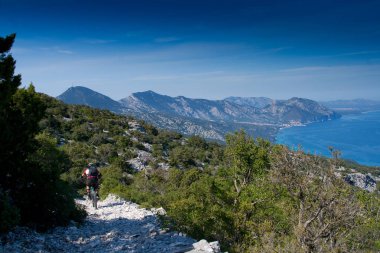 Dağlar ve deniz - sürme dağ bisikleti arasında Sardunya