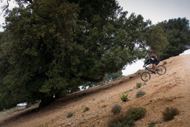 Dağlar ve deniz - sürme dağ bisikleti arasında Sardunya