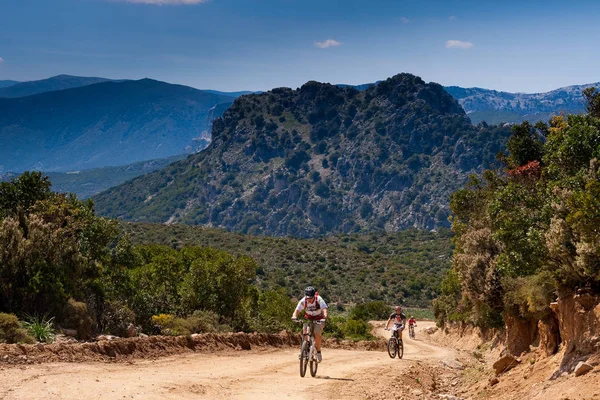 Sardinia között a hegyek és a tenger - lovaglás, mountain bike — Stock Fotó