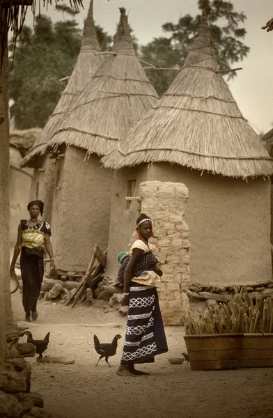 マリ、アフリカのドゴン族の村と典型的な泥の建物 — ストック写真