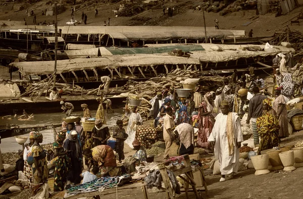 Mopti, Malí, África - el puerto de la ciudad donde se une a la Ba —  Fotos de Stock