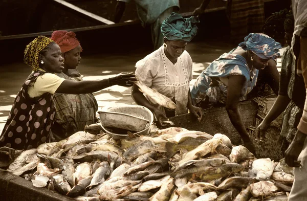 Mopti, Malí, África - el puerto de la ciudad donde se une a la Ba — Foto de Stock